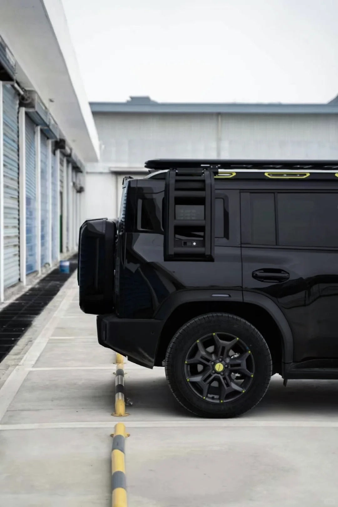 Jetour T2 Rear Jetour T2 Rear Ladder - Defender Design (Black) – Elite International ...